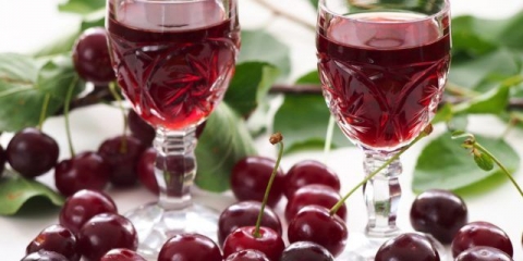 Domaći liker od trešanja: recepti sa listovima i sjemenkama, na votki i alkoholu